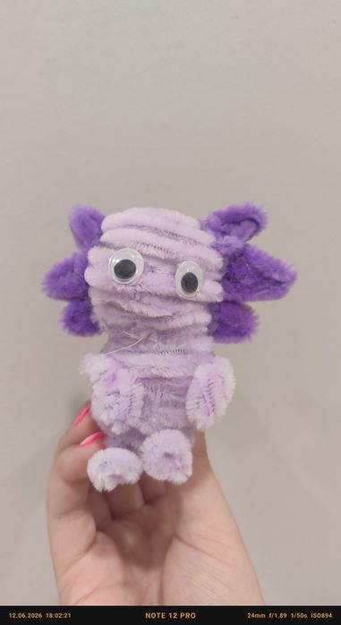 Аксолотль игрушка ручной работы из проволоки