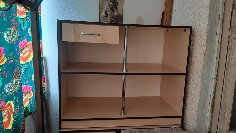 Продам. Шкаф витринный. Тумбы, телевизор.