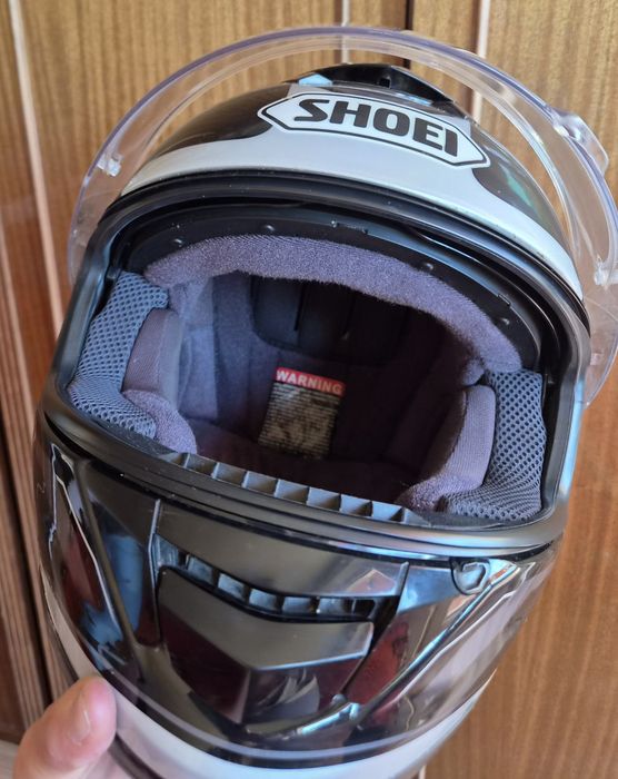 Каска Продавам каска  Shoei GT-Air.. ползвана в добро състояние .
Размер L.
200 евро ако някой се интересува да пише .