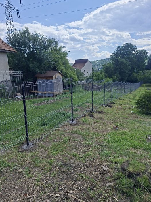 Executam garduri si porti