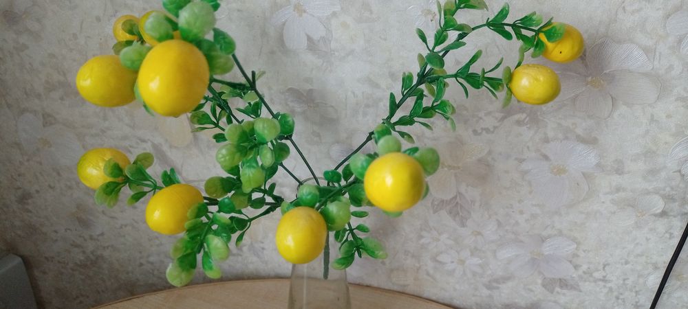 Ветка жёлтых лимонов