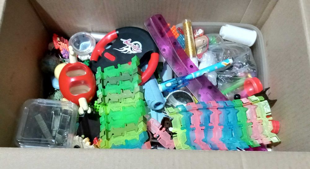 Большая коробка с игрушками