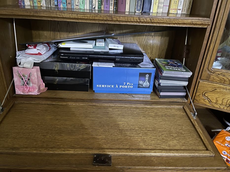 Biblioteca cu spatiu de depozitare