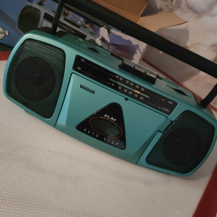 Vând radio  nou la cutie