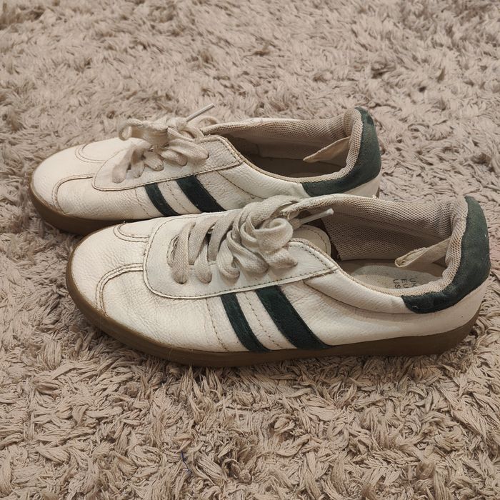 Кроссовки кожаные 35 р продам