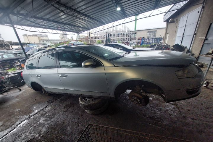 Fuzeta fata dreapta Volkswagen VW Passat 2005