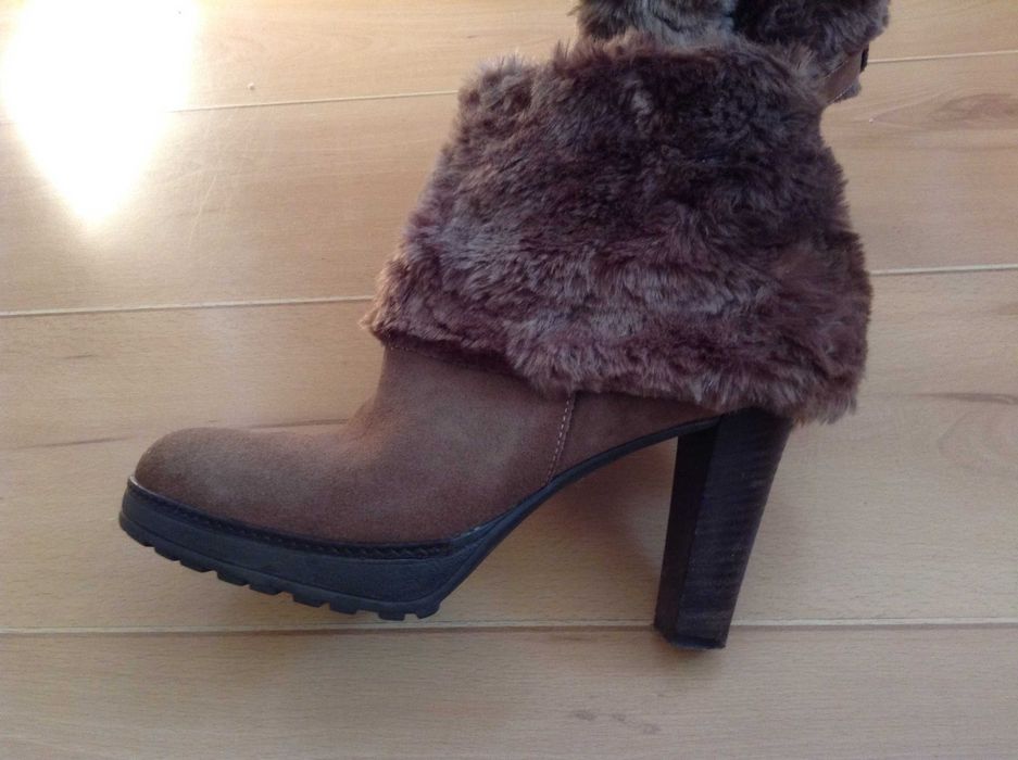 Дамски кафяви велурени боти BATA