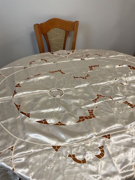 Изключително красиво каре, машинна цветна бродерия,