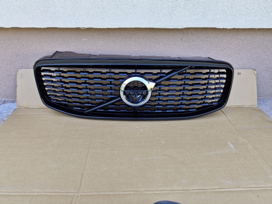 Grila centrala Volvo XC60 R-Design 2017-2020 cu loc de camera
