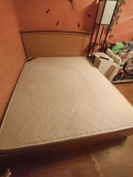 Двуспальная кровать с матрацем