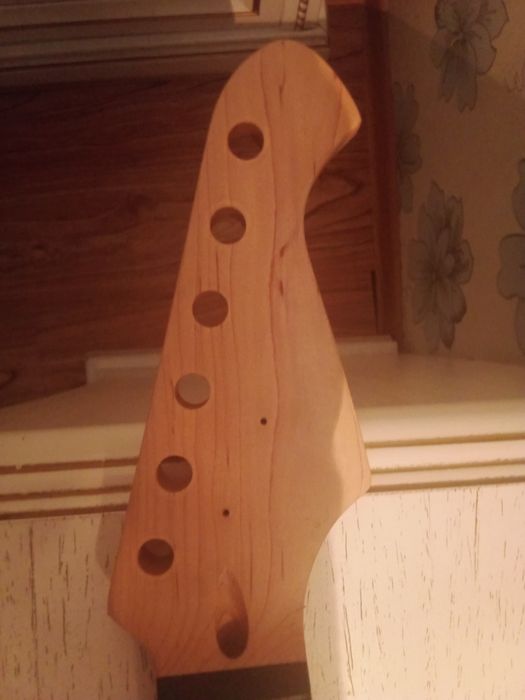 Гриф для электрогитары с колками