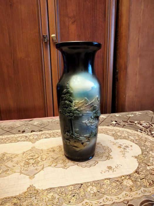 Ваза  с барельефным  рисунком.