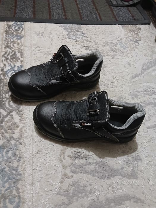 Продам мужскую спец обувь.