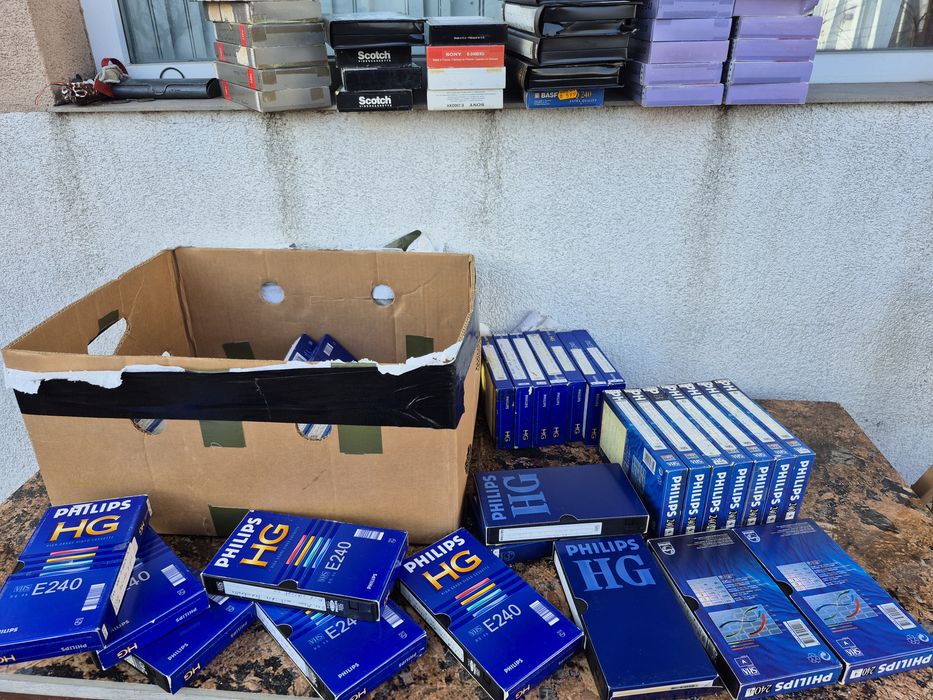 Vând 50 casete video VHS originale Philips de 240 minute Colectie film