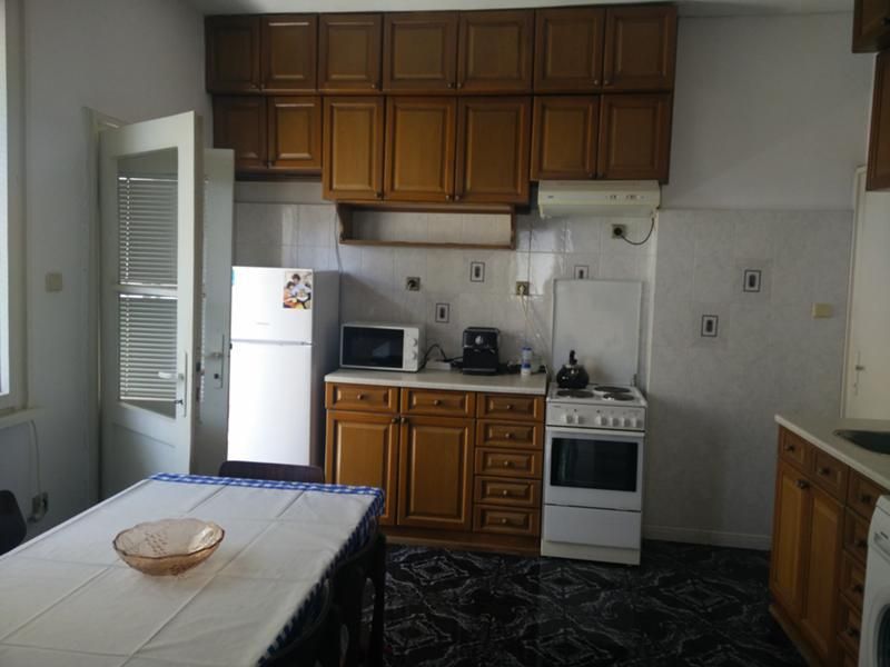 Тристаен, под наем, Център