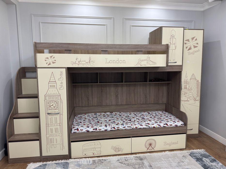 Детская кровать с письменным столом.