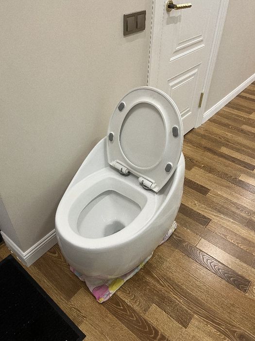 Прадается б/у унитаз - Моноблок