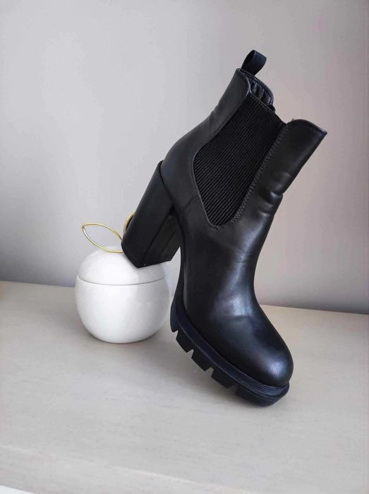 Черни есенно-зимни боти на елегантна платформа