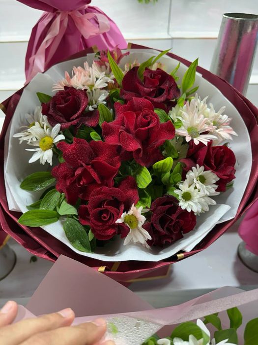 Tabiy buket gullar atirgul roza jivoy