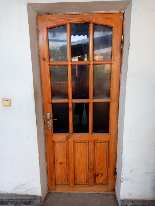 Продаётся дверь деревянная