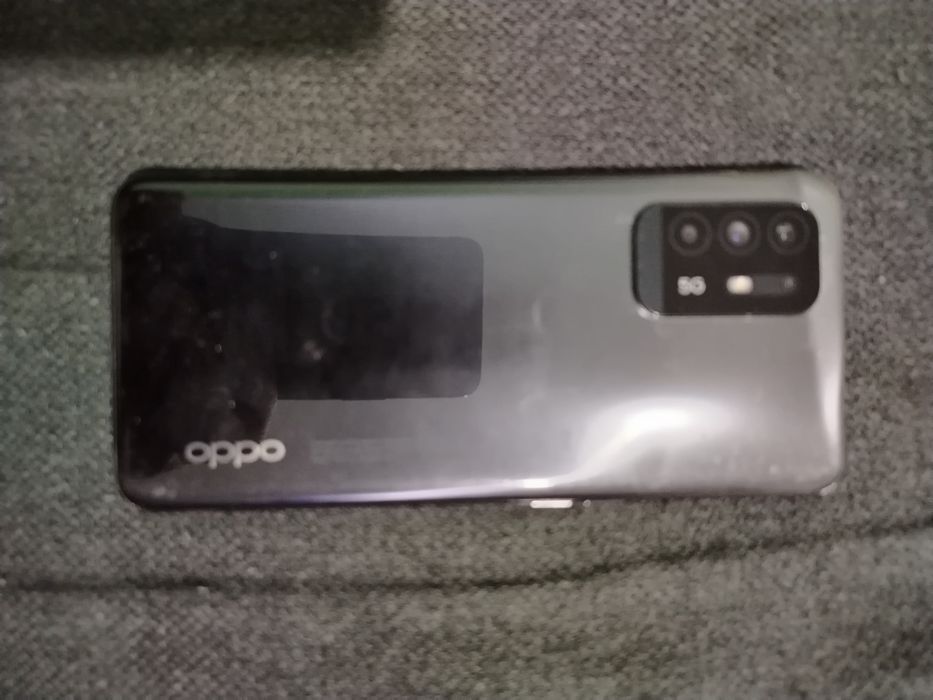 Oppo A94 cu display-ul spart. Placa este buna. Pentru piese