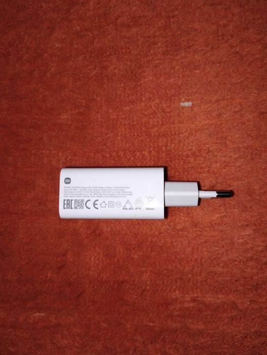Продавам зарядно 90 w