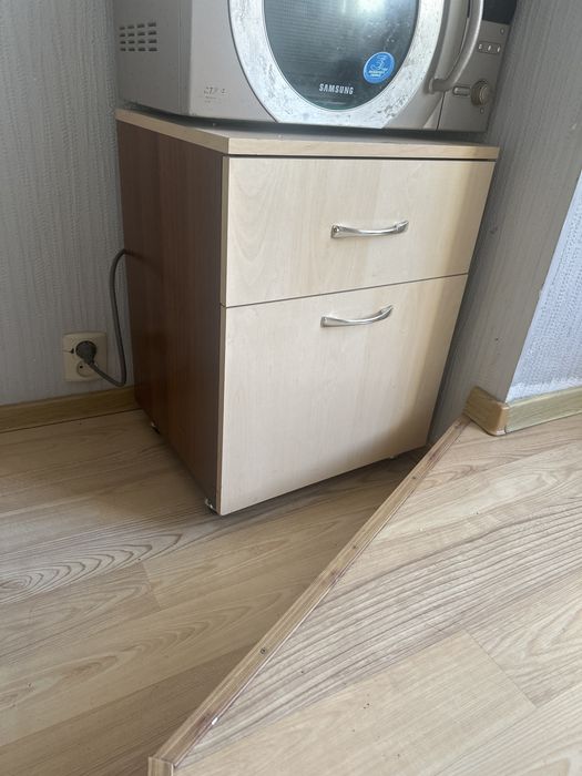 Две  тумбы на колесах за 18000 тенге и шкаф офисный 15000 тенге