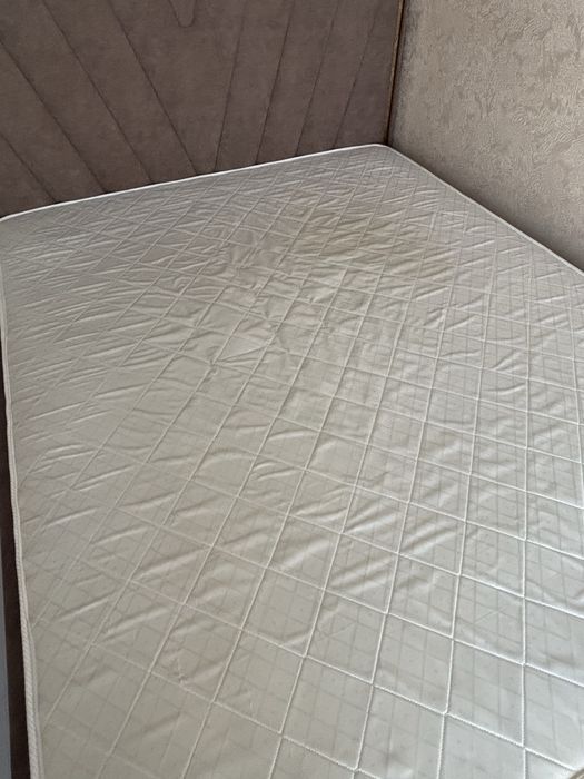 Кровать двуспальная с матрасом