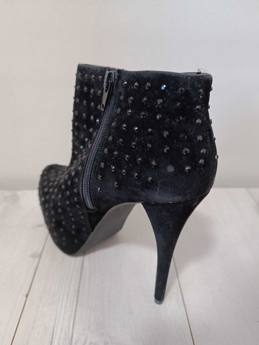 Затворени официални обувки на платформа на супер цена!