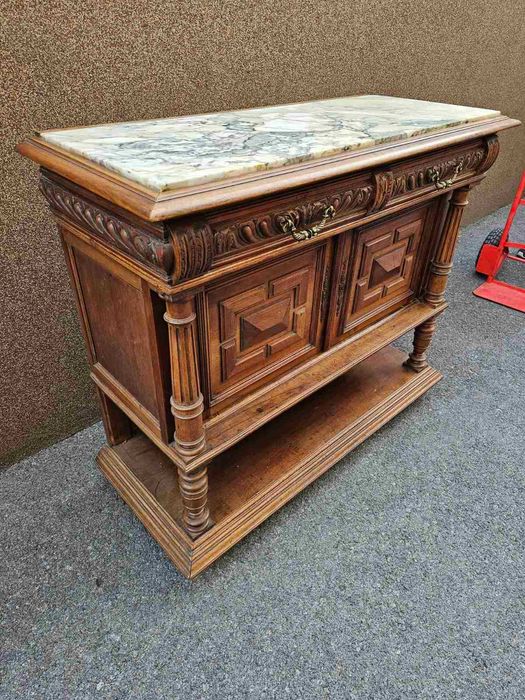 Шкаф с дърворезба и плот от мрамор