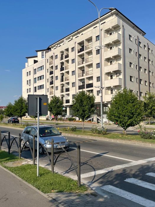 Inchiriez ap cu 2 camere + living