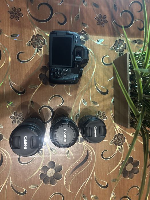 Canon EOS 800D – КАТО НОВ (4000 кадъра) + 3 обектива + Чанта + SD карта SanDisk Ultra A1 256GB