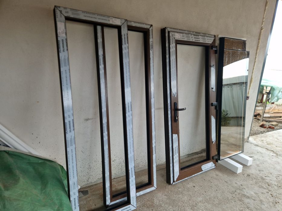 Vând o ușă și două geamuri termopan