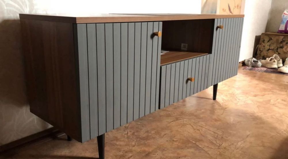 Тумба под телевизор на ножках