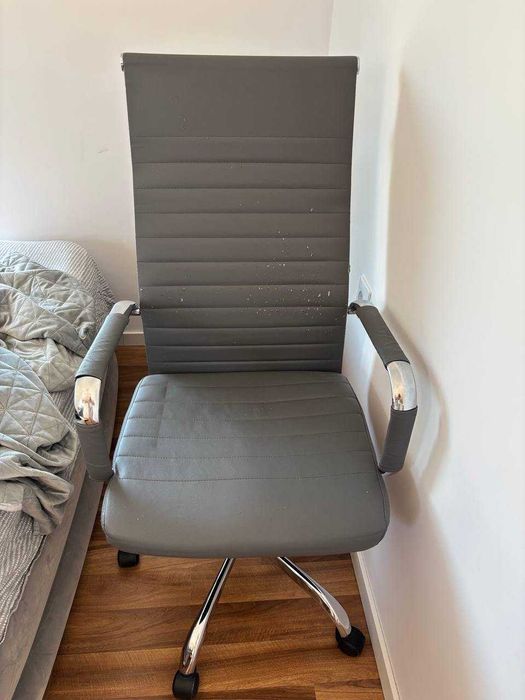 Scaun de birou, rotativ, cu roți, înălțime reglabilă.