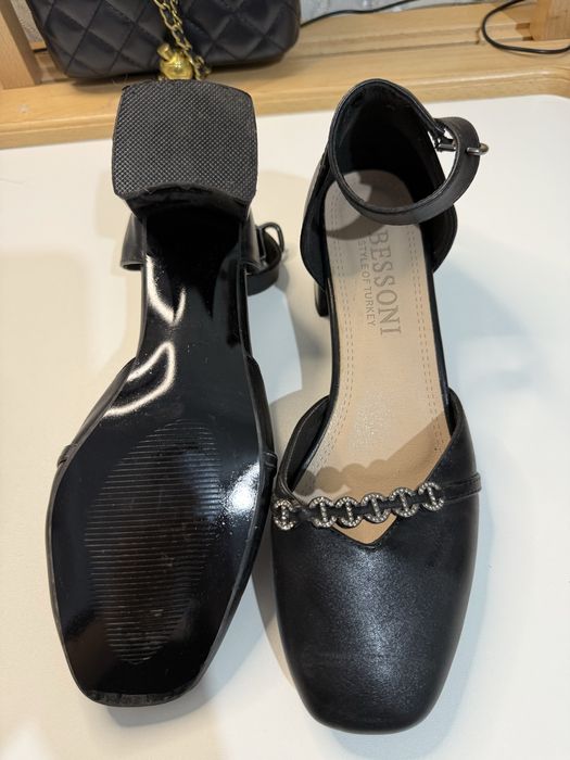 Обуви ношеннные один два раза