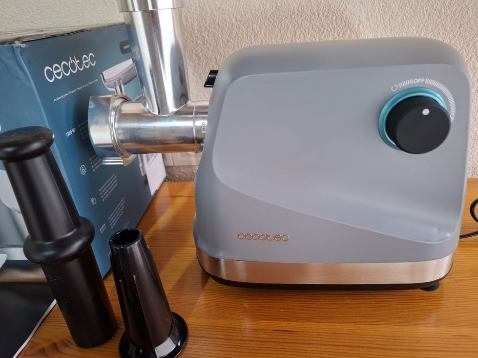 Crusher 1400 1360W електрическа месомелачка, с 1 нож и 3 режещи плочи.