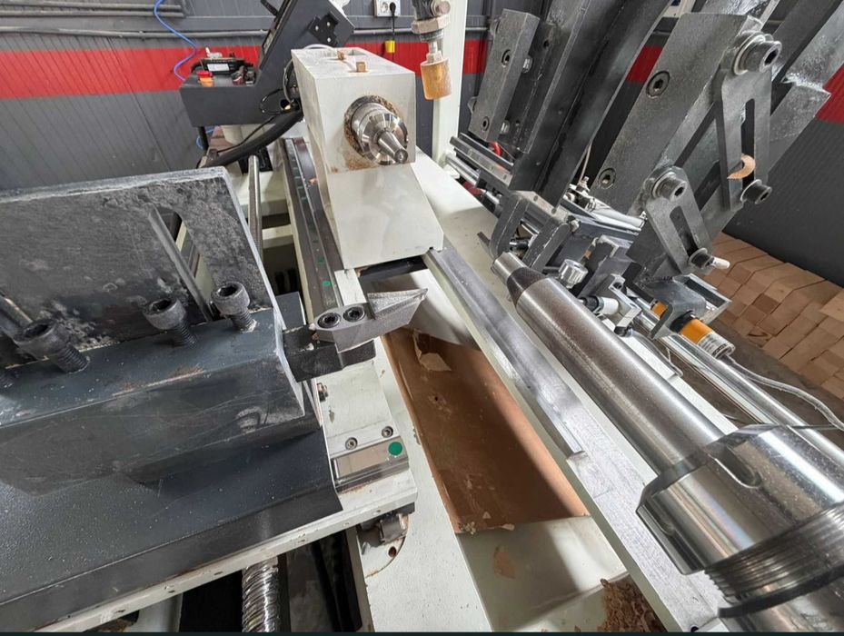 Strung CNC Pentru Lemn 3 Axe Cu Incarcare/Descarcare Automata Pneumatica