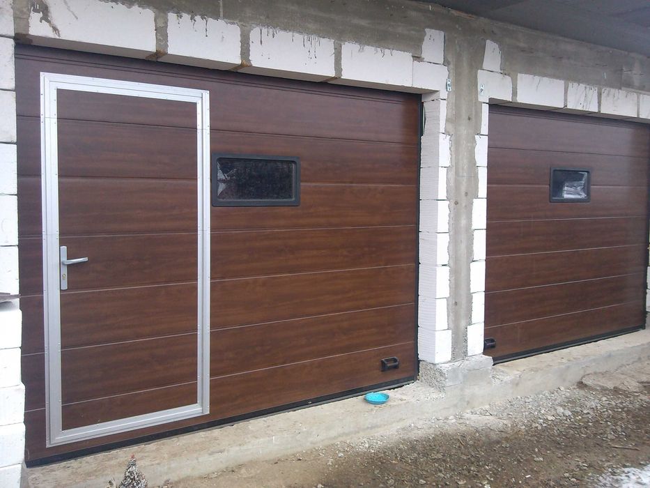Uși de garaj secționale cu ușă pietonală integrată