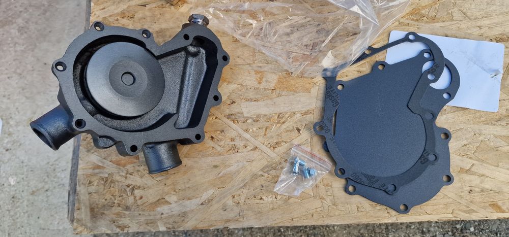 Pompa apa tractor fiat 850 pret 695 lei se poate trimite prin curier r