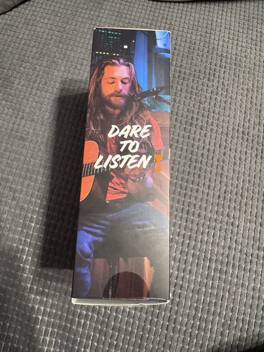 Продавам микрофон с кабел на JBL .