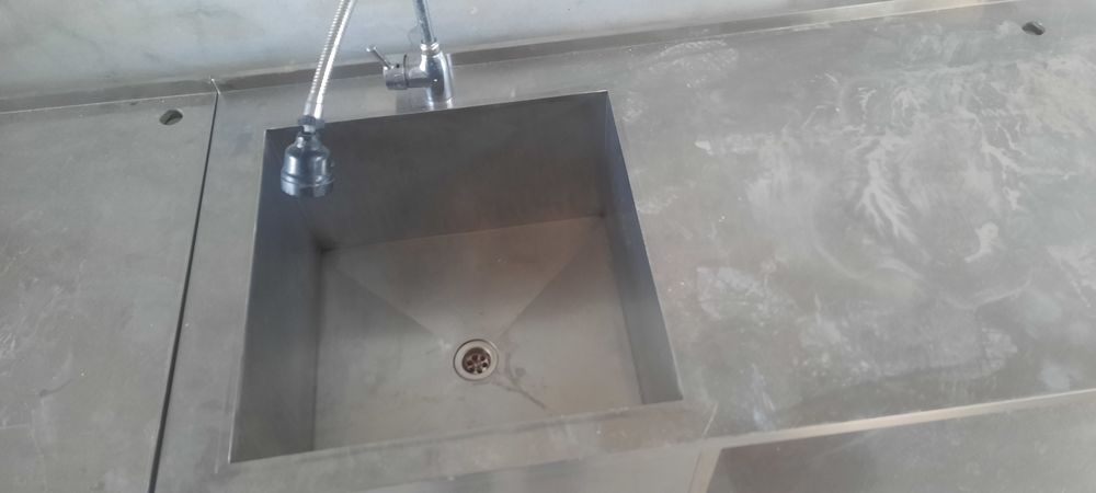 Мойка Стол сотилади.