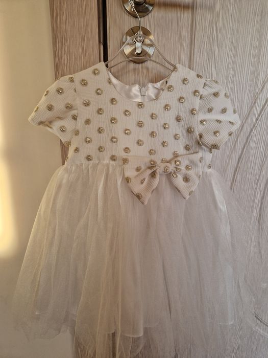 Бяла рокля с къс ръкав