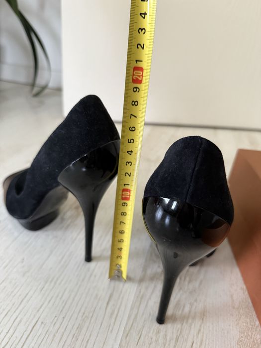 Черни велурени обувки на висок ток Versace със златни акценти-37номер