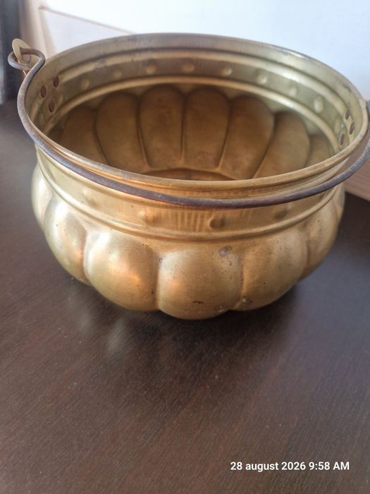 Oală veche de alamă