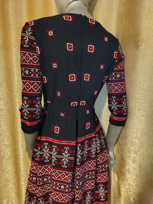 Rochie cu motive traditionale - marimea 42