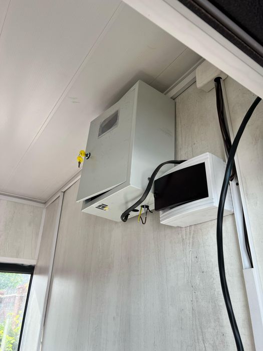 киоск с аппаратом для мороженного