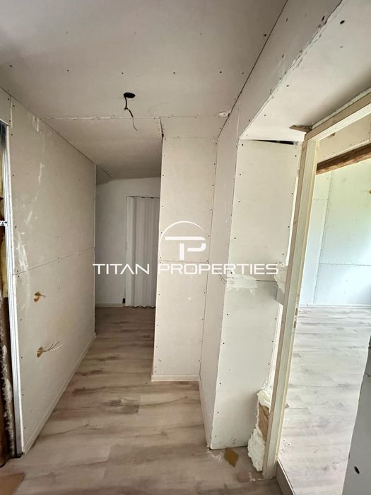 Етаж от къща за продажба в Център