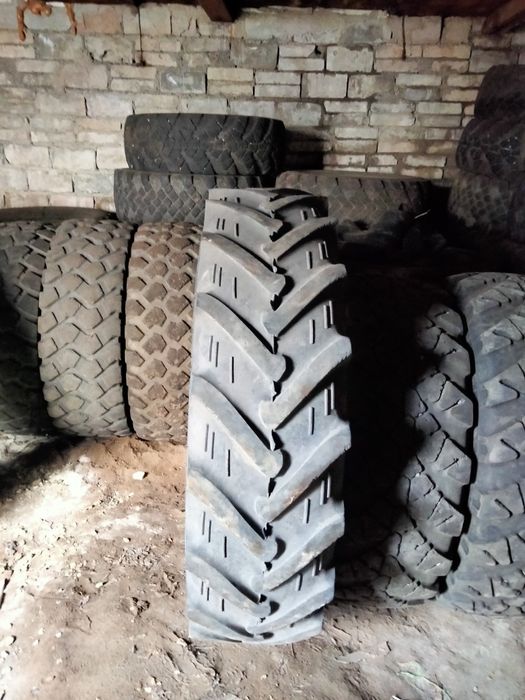 Продам шины 9.00 - 16 на ПТС.