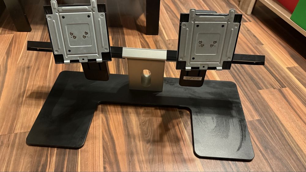 Suport Dell pentru 2 monitoare pana la 24 de inch.